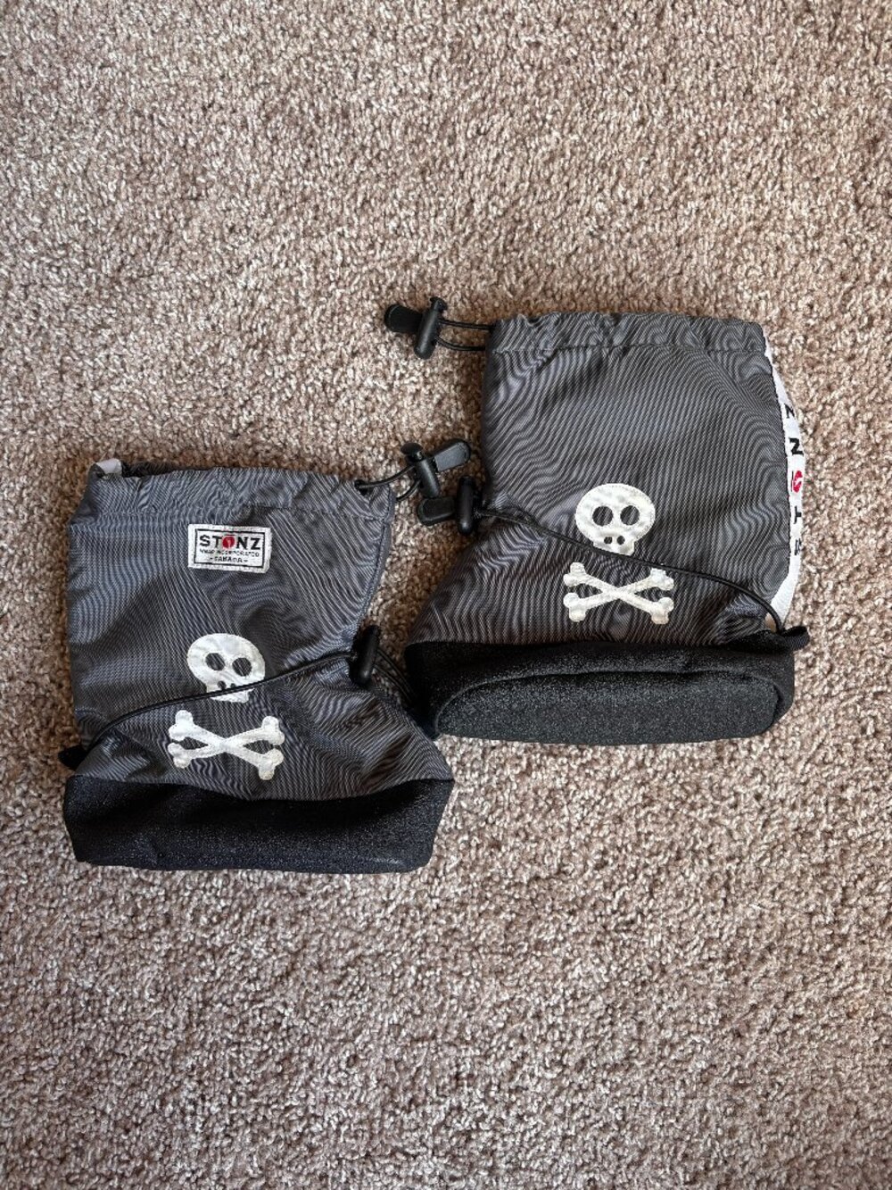 Stonz Black Skull Kids Waterproof Booties Size Large Skull and Crossbones